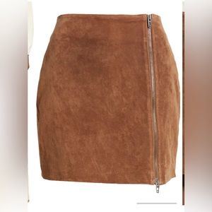 Zip Suede Miniskirt
BLANK NYC brown size 26